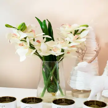 Композиция из искусственных цветов орхидеи в вазе, белый