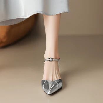 Серебристый остроконечный кот с пряжкой для ногтей, лоскутные сандалии, кожаная женская обувь больших размеров